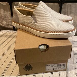 UGG w Adley Stripe. NWB